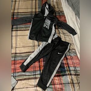 Boys size 5T Nike outfit.